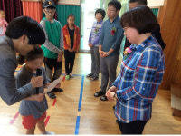 학생이 선생님께 상장 드리고, 역할 바꿔 수업도…