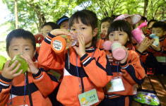 소풍 온 아이들 아∼더워, 목말라