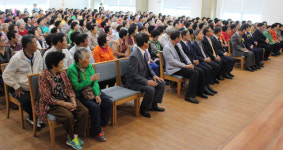 어르신 400여 명에 경로잔치, 화원교회 비전센터 행사 마련
