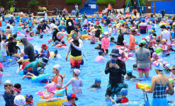 대구 폭염에…두류수영장은 물 반 사람 반