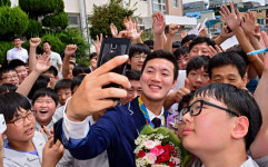 후배들과 셀카 찍는 구본찬