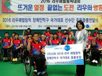패럴림픽 탁구 선수단에 기능성 유니품 선물 시마 김지미 대표