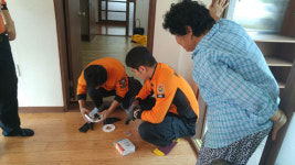 [이런일] 저소득 노인·경로당에 화재경보기·소화기 설치