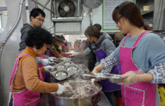 상주시 남원동 직원 나눔의 집서 급식 봉사