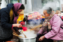 [이수길의 경북 장터 사람들] 청송장 어묵장수 김덕분 씨