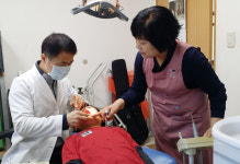 8년째 사회복지시설 돌며 ‘하얀 미소’ 선물