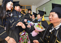 영천 고경초교 할머니들의 졸업식