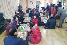 [이런일] 연꽃봉사단 어르신 100여 명에 음식 접대