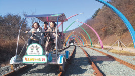 2시간 대기는 기본…청도 레일바이크 그래도 재미있어요