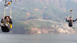 보현산댐에 길이 1,411m 짚와이어…전국 최장