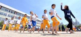 대구 관천초교 맨발걷기 화제