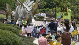 [영상] “공룡이 나타났다”…대구 앞산 고산골 공룡공원 대폭 확장 체험학습장으로 ‘인기’