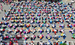 주차장에 차린 효도상