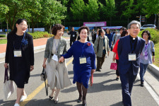 대구가톨릭대 개교 103돌 기념 행사…옛 효성여대 동문 100여명 초청 감동 선물