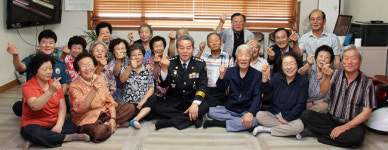 김태철 예천경찰서장, 경로당 등 돌며 야광지팡이·수박 전달