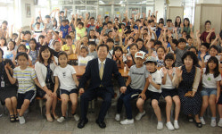 성낙인 서울대 총장, 55년 만에 모교 복명초교 찾아