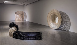 움직임 따라 비워짐과 채워짐 반복, 상생의 생동감