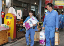 포철 임직원 큰동해시장서 추석 장보기