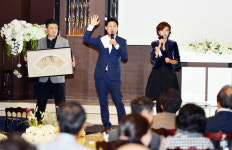 소아 화상 환우에 희망을 바자회서 석재 부채 최고가 낙찰