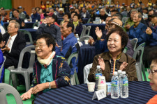 청송 노인의 날 500여명 웃음 잔치…100세 어르신에 대통령 지팡이 수여