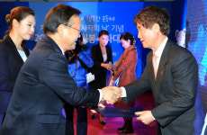 쌀 배달 아저씨 신홍식 대표 국민훈장 석류장 수상