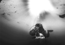 한겨울 제철 아이스다이빙…겨울 강 두꺼운 얼음 속 비경에 빠져들다