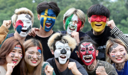 [포토뉴스] 다시 대~한민국 …2018 러시아월드컵  스웨덴전 응원하는 페이스 페인팅
