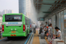 대구 동성로 일대 버스정류소에서 폭염 식힐 인공안개 뿌린다