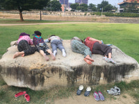 [포토뉴스]  대구 신천 너럭바위에 주민들이 드러누운 까닭은?