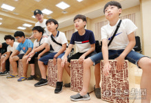 [포토뉴스]  여름방학 맞아 대구학생문화센터에서 악기 배우는 학생들