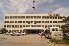 구미경찰서 새벽에 마트서 종업원을 위협한 뒤 돈 빼앗아 달아난 30대 강도검거