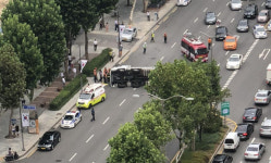 서울 강남역 방면 20일 오후 정체 이유는? 대형트럭 넘어져 4개 차로 가로막아