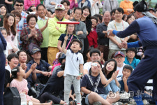 [포토뉴스] 2018 수성못 페스티벌...거리광대극 시민들에게 인기