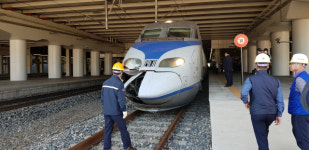 [현장사진] 내부 드러날 정도 파손된 KTX…11일 오전 김천시 남면에서 신원불상자 뛰어들어 치여 사망 40분 열차 지연