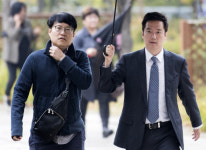 [현장사진] 윤서인, 김세의 백남기 유족 명예훼손 기소 선고공판 출석…네티즌들 