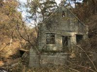 팔공산 등산로 한복판 으스스한 귀곡산장... 정체는?