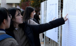 [포토뉴스] 15일 대입 수학능력 시험…고사장 확인하는 수험생들