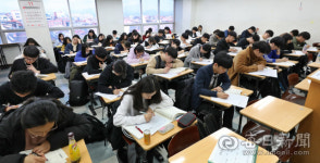 [포토뉴스] 불수능 여파 논술 학원, 수험생들로 북새통