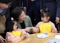 유은혜 부총리 22일 경북고 내 대구 황금유치원 방문