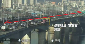 [현장사진] 강동대교 산림청 헬기 추락 1일 오전 11시 20분 도로 양방향 정체