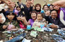 [포토뉴스] 대구 내당 2·3동 골목복지지킴이  사랑 먹고 자란 돼지저금통 개봉… 총 120만 원 모여