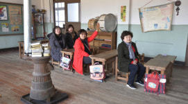 [흥]  삼국유사의 고장 군위…돌담 너머 얼굴 내민 겨울 보석 산수유