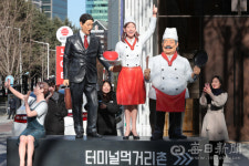 [포토뉴스]  동대구 먹거리타운 상징조형물 첫 선보여