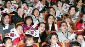[포토뉴스] 한국인 됐어요...71명 대구경북서 대한민국 국적증서 받아