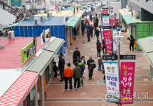 [포토뉴스] 5일 개장한 달성군현풍백년도깨비시장에 청년몰 …20개의 점포 영업