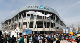 [포토뉴스]  대구FC 새 축구 전용구장 DGB대구은행파크 개장…열광하는 1만2천 관중