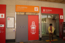 한국도로공사 고속도로 휴게소, 장애인 및 여성화장실 부족