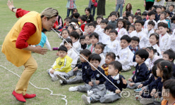[포토뉴스] 마술공연에 빠져 봅시다  대구 서구 이현공원 잔디광장 숲속음악소풍  찾은 어린이들