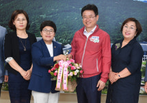 이철우 경북도지사, 제자 임이자 의원 꽃바구니 받아