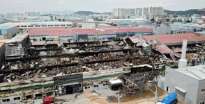 [포토뉴스] 상공에서 본 경북 구미국가1공단 화재 현장...10개 공장 전소